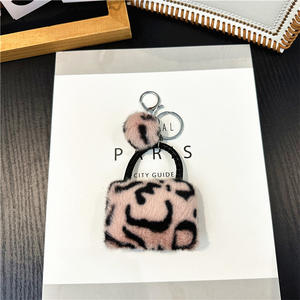 <span class=keywords><strong>Portachiavi</strong></span> Trendy a Forma <span class=keywords><strong>di</strong></span> Mini Borsa con Stampa Leopardata, <span class=keywords><strong>Portachiavi</strong></span> con Pallina in Peluche, Design Ispirato alle Borse da Donna - Product Image 1
