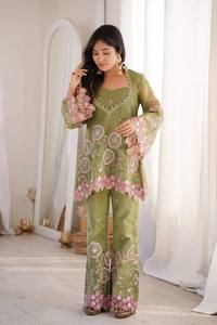 Ensemble Kurta Traditionnel Vert en Soie Brodé pour Femme, Coupe Ample, Longueur Cheville, Style Indien et Pakistanais, Tenue Décontractée - Product Image 3