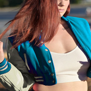 Chaqueta Corta Estilo Universitaria para Mujer, Color Turquesa Beige, Estilo Bomber, Mangas de Cuero Sintético, Ropa Exterior Informal, Moda Femenina - Product Image 1