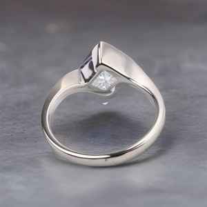 Bague de fiançailles vintage unique en moissanite taille princesse, en or rose, avec grappe de princesse, style bypass, délicate, pour mariage - Product Image 3