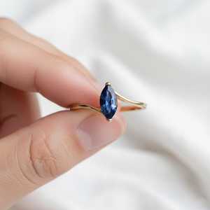 Anillo de Zafiro Azul Corte Marquesa, Plata de Ley 925, Chapado en Oro de 14K, Anillo de Compromiso Solitario Delicado, Piedra de Nacimiento de Septiembre - Product Image 2