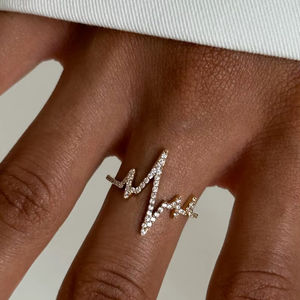 แหวนเพชรเลี้ยงในห้องปฏิบัติการทรงกลม ดีไซน์รูปหัวใจ วงแหวนลายเส้นชีพจรทองคำแท้ 14k สำหรับผู้หญิง ของขวัญสุดหรูสำหรับคนรัก - Product Image 1