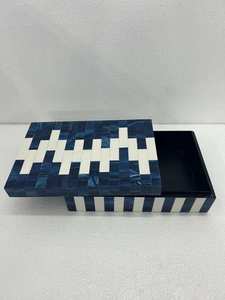 Boîte à bijoux artisanale en résine blanche crémeuse avec incrustations, boîte de rangement rectangulaire multi-usages en laque au design unique - Product Image 5