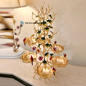 Superbe bol en métal doré martelé avec support émaillé motif floral, plateau de présentation haut de gamme avec décorations d'oiseaux et de papillons - Product Image 1