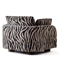 Fauteuil individuel en bois Moontree, style moderne et élégant, avec dossier croisé et revêtement en tissu à motif zèbre, idéal pour salon ou chambre.