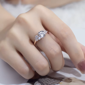 แหวนหมั้นเพชรทรงกลมเจียระไนแบบบริลเลียนท์ น้ำหนัก 1-3 กะรัต ทองคำ 18K สีโรสโกลด์ สำหรับทุกเพศ ได้รับการรับรองจาก IGI เพชรเพาะเลี้ยงในห้องปฏิบัติการ สไตล์คลาสสิก - Product Image 6