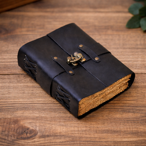 Diario Encuadernado en Cuero Negro Grueso Hecho a Mano con Bolígrafo - Libro de Sombras Vintage y Cuaderno de Bocetos con Papel de Borde Rústico Antiguo - Product Image 1