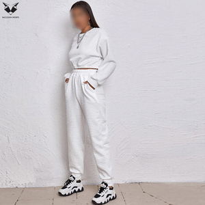Ensemble de survêtement deux pièces pour femme : haut court et pantalon de jogging, idéal pour le fitness, la course à pied et le streetwear - Product Image 3