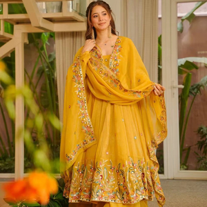 Traje Anarkali Festivo para Mujer en Tela de Seda Texturizada con Forro de Micro Algodón Suave y Bordado de Lentejuelas - Product Image 1