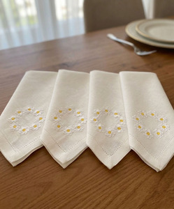 Servilletas de Lino Personalizadas Clásicas Cuadradas Bordadas con Flores de Margarita Blancas de 50x50cm, Hechas a Mano, Lavables a Máquina, para la Cena - Product Image 3