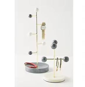 Exhibidor de Joyería de Metal de Diseño Contemporáneo, Organizador para Collares y Pendientes - Product Image 4