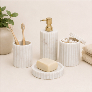 Ensemble d'accessoires de salle de bain en marbre blanc naturel fait main, collection hôtel de luxe avec design cannelé et côtelé - Product Image 2