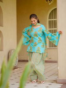 Ensemble de kurta décontracté pour femmes en tissu bleu à imprimé floral avec pantalon palazzo et écharpe pour les occasions de fête - Product Image 4