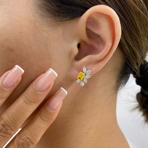 ต่างหูเพชรเม็ดเดี่ยวสีเหลืองหรูหรา 3.2 กะรัต เพชรทรงเรเดียนท์เพาะเลี้ยงในห้องปฏิบัติการ รับรองโดย IGI เพชรทรงเรเดียนท์สีเหลืองสดใส - Product Image 1