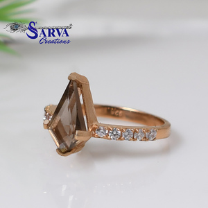 Bague SARVA Creations pour femme plaquée or rose avec cristaux taillés en triangle et pavé de quartz fumé - Product Image 6