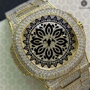 Reloj de Lujo para Hombre Charm Jewels, Dorado, con Incrustaciones de Diamantes, Caja Redonda, Esfera Analógica, Movimiento de Cuarzo, Cierre Plegable, Correa de 20 mm - Product Image 1