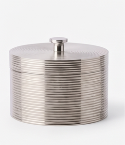 Boîte de rangement cylindrique décorative en métal argenté à nervures horizontales pour fruits secs et collations - Product Image 3