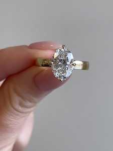 Anillo de Compromiso Solitario con Diamante Ovalado de 2.5 Quilates Cultivado en Laboratorio, Certificado IGI, Oro de 18K, Banda Ancha Plana Moderna - Product Image 2