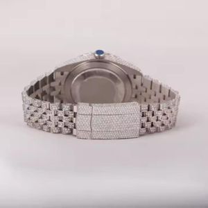 Montre-bracelet élégante en argent avec bracelet diamanté, cadran rond en moissanite, mouvement analogique à quartz et finition de luxe détaillée pour un style haut de gamme - Product Image 6
