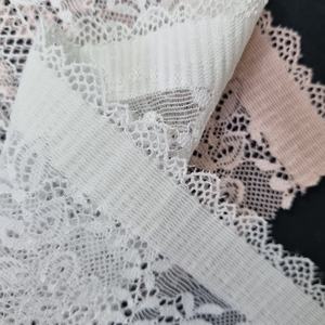 Tela de encaje elástica ligera con diseño floral de hojas, de nailon y elastano, con borde festoneado y estructura de banda de punto por urdimbre, para ropa interior y prendas de boda. - Product Image 1