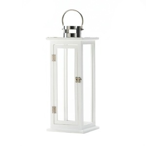 Farol de madera blanco con paneles de vidrio y asa de metal para decoración del hogar - Product Image 1