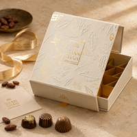 Boîte cadeau rigide magnétique haut de gamme sur mesure avec revêtement UV et doublure en mousse pour ensemble de produits
