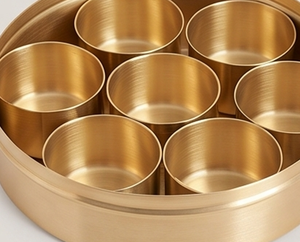 Boîte de rangement ronde en métal de qualité supérieure avec couvercle gravé de motifs floraux, finition dorée, design élégant pour une utilisation en cuisine - Product Image 3
