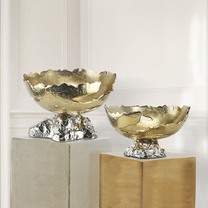 Bols décoratifs en métal faits à la main avec finition dorée et base argentée, style glamour pour la décoration de table à la maison ou à l'hôtel. - Product Image 1