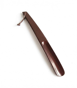 Cuchara para Zapatos de Madera Oscura Premium Hecha a Mano con Acabado Pulido Suave y Lazo de Cuero para Colgar, Elegante Accesorio para Calzado - Product Image 1