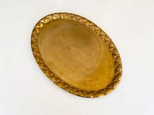 Plateau de service en laiton artisanal fabriqué par des artisans qualifiés, apportant une beauté héritage aux espaces de repas modernes - Product Image 3