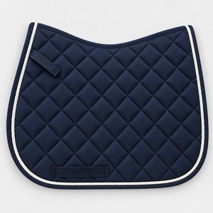 Tapis de selle pour chevaux de couleur personnalisée, dotés d'une doublure respirante, d'un tissu extérieur résistant et d'un soutien rembourré pour différents sports équestres. - Product Image 4