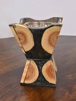 Support décoratif en bois et résine de qualité supérieure pour collection de bakhoor, idéal pour la parfumerie d'ambiance et la décoration religieuse élégante.