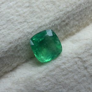 Esmeralda Colombiana Natural Certificada, Corte Cuadrado Cojín, Color Verde Intenso, Piedra Preciosa Suelta de 0.56 Quilates - Product Image 4