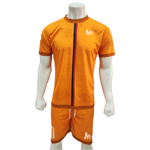 Ensembles d'uniformes de football personnalisés imprimés en couleur unie, 100 % polyester, anti-humidité, protection UV UPF 50+, respirants, antibactériens - Product Image 1