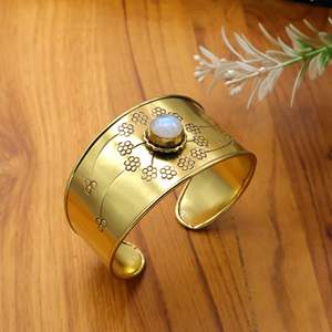 Bracelet manchette large en pierre de lune, gravé floral, doré poli, style bohème - Product Image 1
