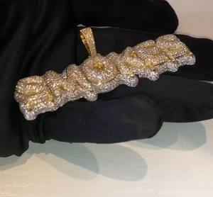 Colgante Personalizado con Letras de Burbuja con Incrustaciones de Diamantes Moissanite, Colgante con Nombre en Plata de Ley 925 Chapada en Oro con Micro Pavé Personalizado - Product Image 2