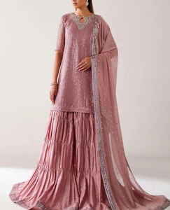 Conjunto de kurta rosa empolvado con lentejuelas para mujer, con falda escalonada y dupatta transparente, traje indio de 3 piezas para fiesta - Product Image 1