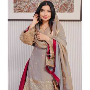 Ensemble de costume gris taille XL pour femme SRK Designer avec broderie de sequins - Product Image 5