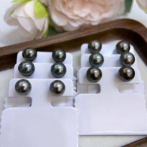 Boucles d'oreilles clous en perles noires de Tahiti 8-9 mm, or 18 carats, perles de mer rondes impeccables, haut de gamme et tendance, avec clous simples - Product Image 4