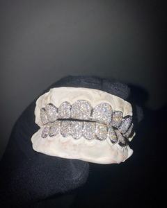 Grillz de Dientes de Plata de Ley 925 Auténtica con Moissanita, Totalmente Cubiertos, Estilo Rapper, Corte Redondo Profundo, Personalizados - Product Image 1