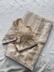 Elegante Saree de Seda Beige con Borde Bordado, Traje Tradicional Indio para Bodas, Diseño Largo Hasta el Suelo para Mujer - Product Image 1