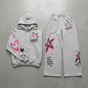 Conjunto Deportivo de Dos Piezas para Mujer, Sudadera con Capucha Gris Claro con Estampado Gráfico, Pantalones Jogger Oversize con Estampado de Corazones y Estrellas Rosas, Ropa Casual de Calle - Product Image 5