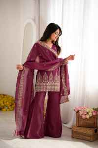 Conjunto de traje elegante para mujer, color granate, de algodón tejido, bordado, sin arrugas, de corte holgado, con cuello redondo y dupatta de gasa, para primavera. - Product Image 3