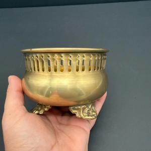 Mini maceta de latón con acabado dorado, perfecta para eventos, decoración de mesas auxiliares y uso en interiores del hogar, procedente de la India. - Product Image 3