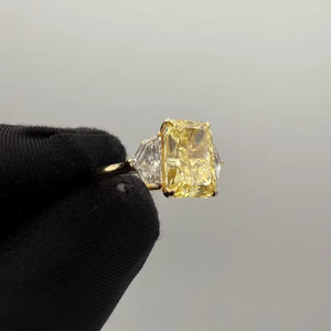 แหวนเพชรทรงสี่เหลี่ยมคางหมูสีเหลืองสดใส 4.02 กะรัต เพชรเพาะเลี้ยงในห้องปฏิบัติการ รับรองโดย IGI แหวนทองคำสุดหรู ของขวัญสำหรับเจ้าสาว - Product Image 4