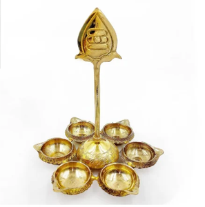 Diya à huile en laiton antique en forme de lotus avec une poignée latérale cintrée et une base sur piédestal, idéal pour la vénération à domicile, à prix de gros. - Product Image 3