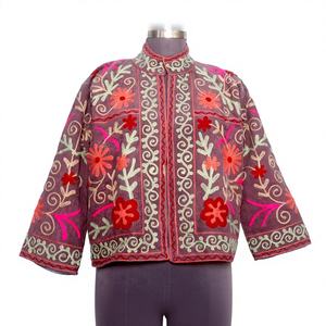 Veste courte brodée artisanale en cotrise, manteau d'hiver ethnique, vêtement d'extérieur traditionnel écologique et respirant en coton pour les fêtes - Product Image 1
