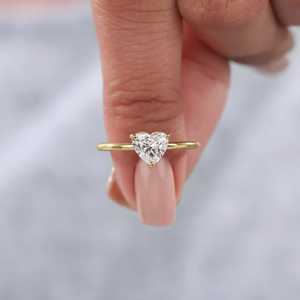 Anillo Solitario Romántico de Diamante Corte Corazón de 1.00CT en Oro Amarillo de 10K con Diamante Cultivado en Laboratorio Certificado por IGI, Regalo de Compromiso para Enamorados - Product Image 1
