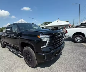 100% El Mejor Camión Usado Chevrolet S 3500 HD Crew Cab 2024 con Duramax 4x4, Caja Larga de 8 pies y Enganche de Remolque Equipado - Product Image 3