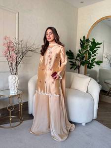Ensemble Salwar Tendance Rose Pêche Champagne, Broderie Florale de Designer, Pantalon Palazzo Ample Longueur Ras du Sol, Coupe Décontractée, Luxe Ethnique - Product Image 4